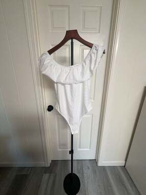 Make Me Chic Off The Shoulder Bodysuit Size L White Eyelet Ruffle /132